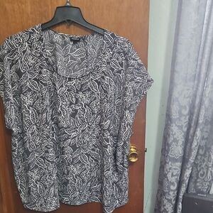 Torrid Black and White Leaf Print Blouse Size 4x
